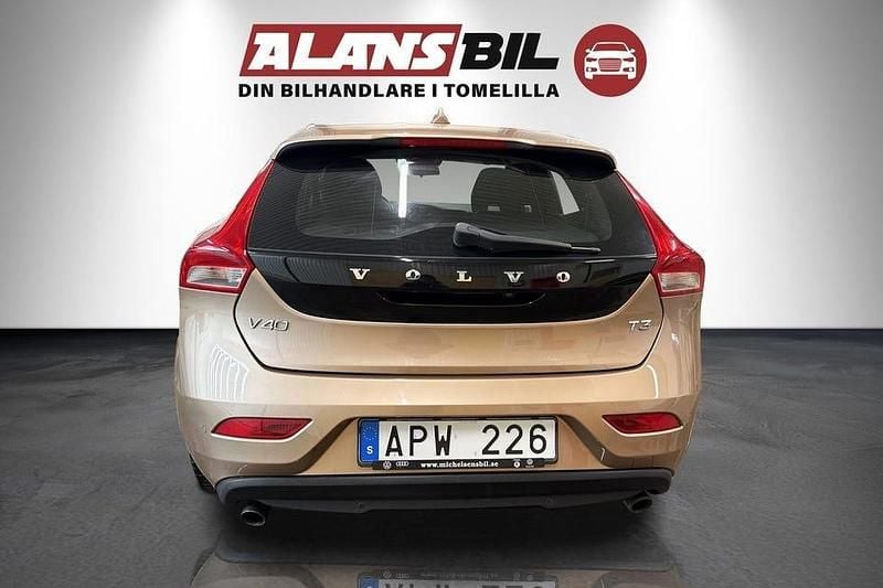 Begagnad Volvo V40 Kinetic 150 HK (110 kW) 2012 Brun Halvkombi