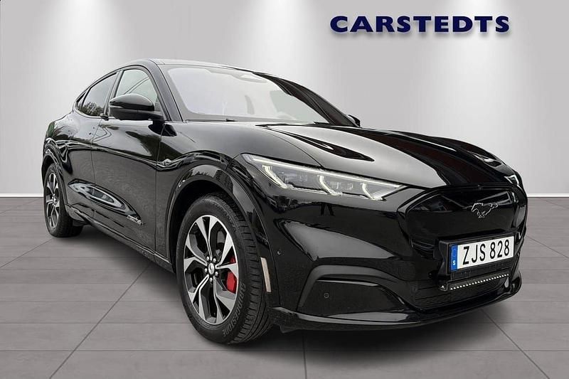 Svart Begagnad 2021 Ford Mustang Mach-E SUV | 409 800 kr (Marknadspris) - Bild 1/4
