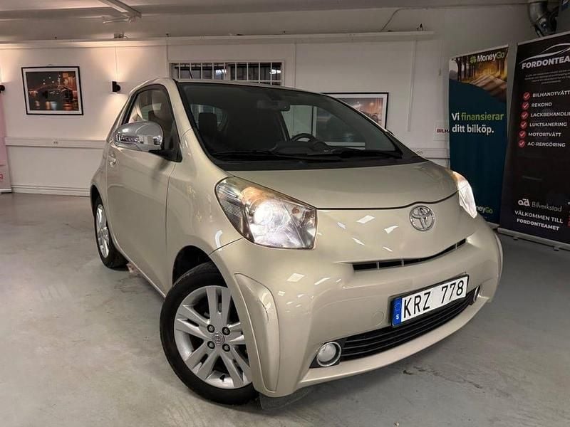 Ljusbrun Begagnad 2009 Toyota iQ Halvkombi | 44 900 kr (Bra pris) - Bild 1/4
