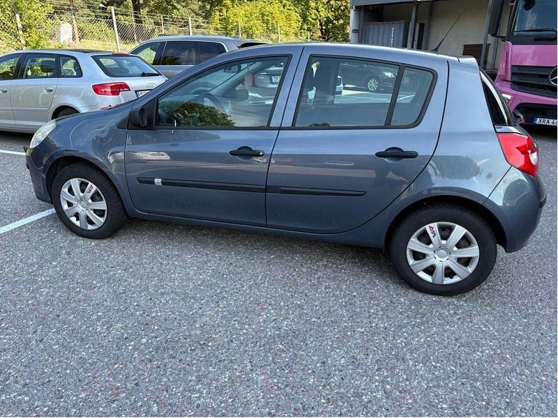 Blå Begagnad 2006 Renault Clio R.S. Halvkombi | 35 000 kr (Lite dyr) - Bild 1/4