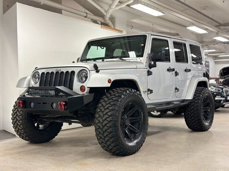 Grå Begagnad 2012 Jeep Wrangler Unlimited SUV | 329 900 kr (Marknadspris) - Bild 1/4
