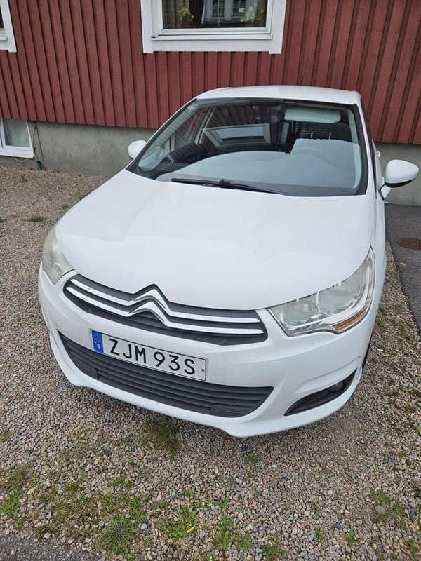 Vit Begagnad 2011 Citroën C4 Halvkombi | 39 000 kr (Superpris) - Bild 1/4