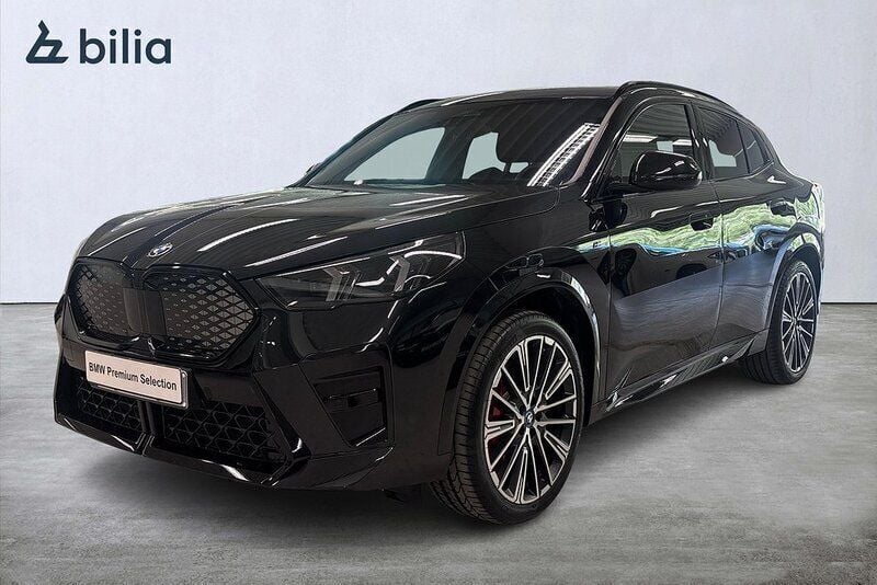 Svart Begagnad 2024 BMW iX2 M Sport SUV | 599 900 kr (Bra pris) - Bild 1/3