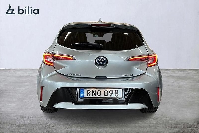 Begagnad Toyota Corolla Hybrid Style 98 HK (72 kW) 2020 Silver Halvkombi