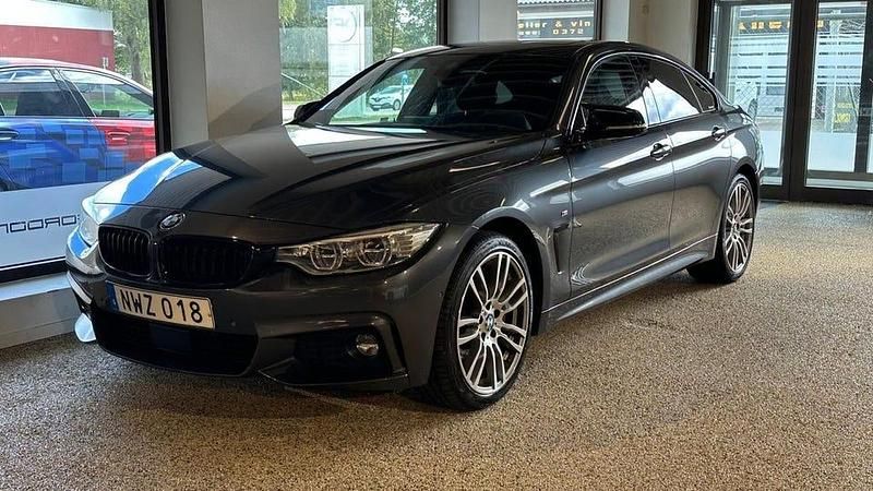 Mörkgrå (grå) Begagnad 2017 BMW 440 M Sport Sportkupé | 369 900 kr (Marknadspris) - Bild 1/4
