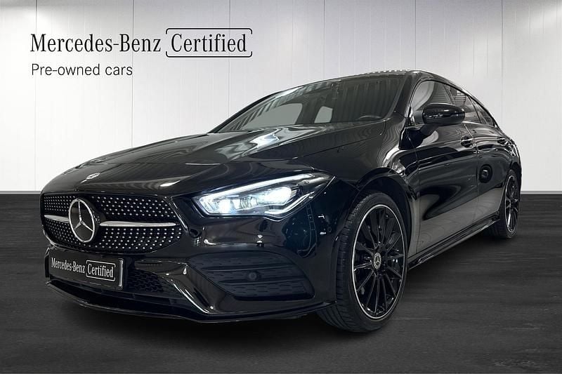 Svart Begagnad 2023 Mercedes CLA250e AMG Sedan | 369 900 kr (Bra pris) - Bild 1/4