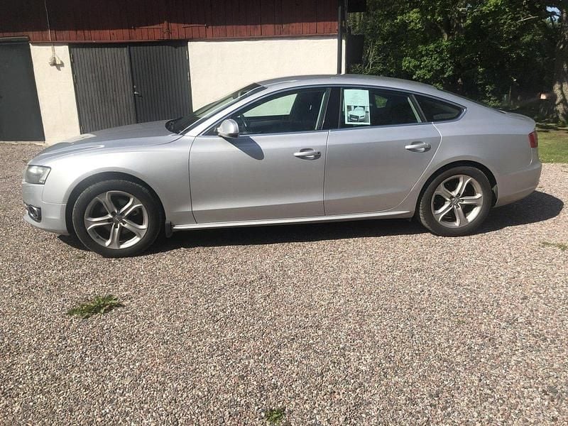 Silver Begagnad 2011 Audi A5 Sportback Comfort Halvkombi | 90 000 kr (Bra pris) - Bild 1/4