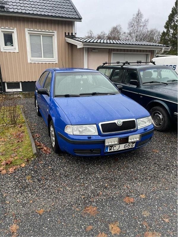 Blå Begagnad 2004 Skoda Octavia Tour Halvkombi | 16 000 kr - Bild 1/4