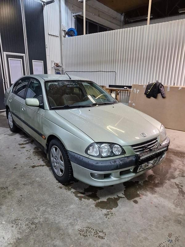 Begagnad Toyota Avensis 128 HK (94 kW) 2000 Sedan