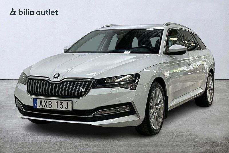 Vit Begagnad 2022 Skoda Superb Style Kombi | 259 900 kr (Marknadspris) - Bild 1/3