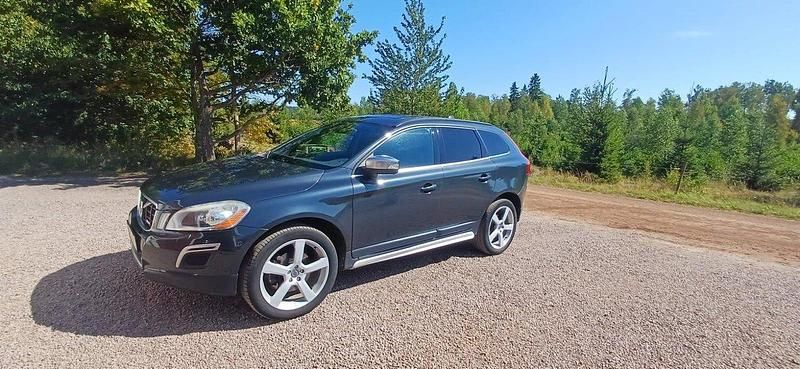 Grå Begagnad 2013 Volvo XC60 R-Design SUV | 147 000 kr (Bra pris) - Bild 1/4