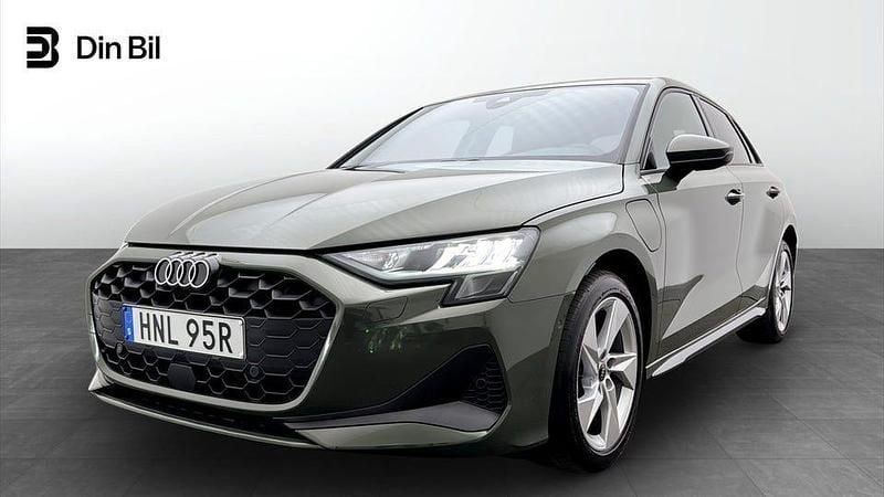 Distriktgrön metallic Begagnad 2025 Audi A3 Premium Halvkombi | 439 000 kr - Bild 1/4