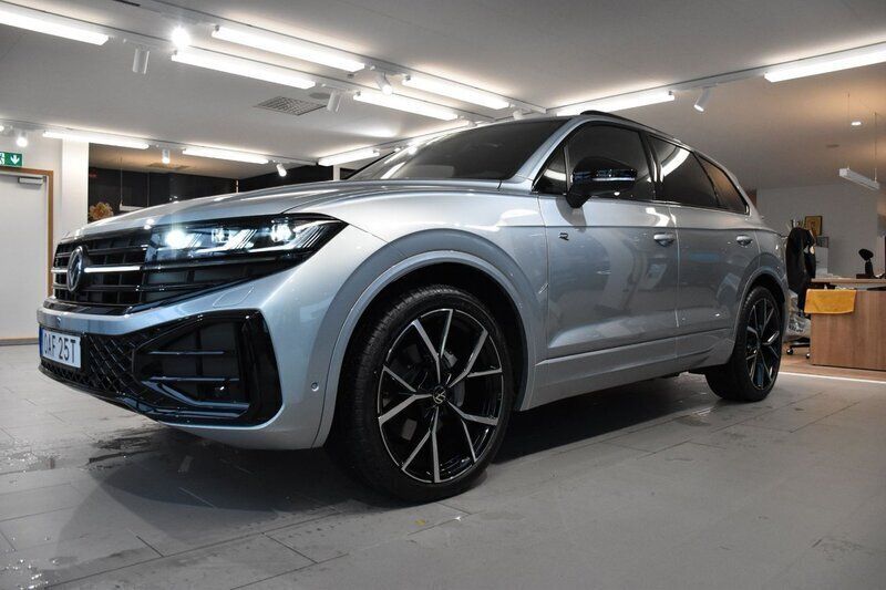 Silver Ny 2024 VW Touareg R-line SUV | 949 800 kr (Marknadspris) - Bild 1/4