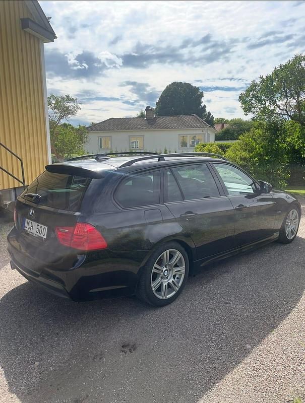 Begagnad BMW 330 245 HK (180 kW) 2009 Sapphire black Kombi