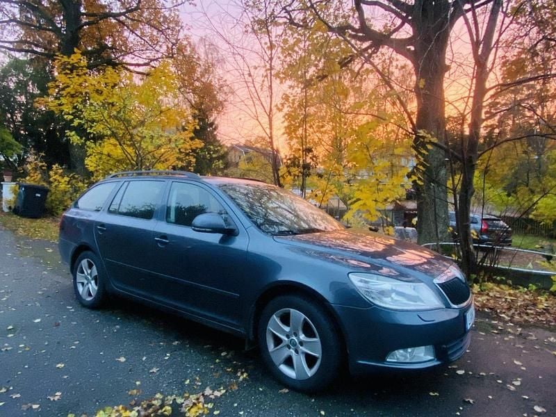 Grå Begagnad 2011 Skoda Octavia Elegance Kombi | 34 000 kr (Superpris) - Bild 1/4
