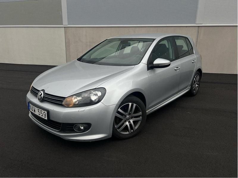 Silver Begagnad 2012 VW Golf VII Halvkombi | 59 900 kr (Bra pris) - Bild 1/4