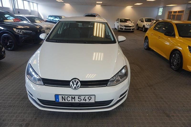 Vit Begagnad 2016 VW Golf VII Halvkombi | 123 000 kr (Marknadspris) - Bild 1/4