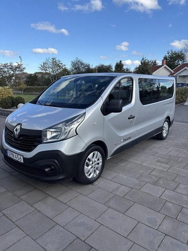 Silver Begagnad 2016 Renault Trafic Minibuss | 150 000 kr (Dyr) - Bild 1/4