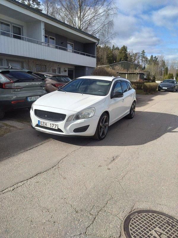 Vit Begagnad 2013 Volvo V60 Kombi | 65 000 kr - Bild 1/4