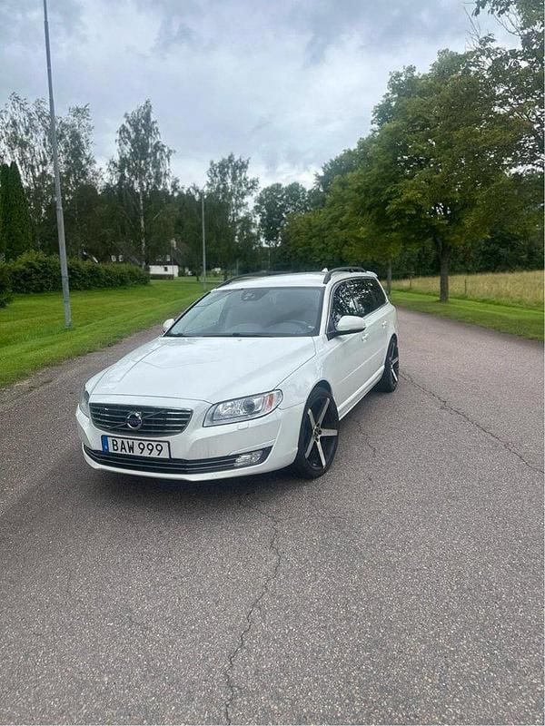 Vit Begagnad 2016 Volvo V70 Momentum Kombi | 165 000 kr (Marknadspris) - Bild 1/4