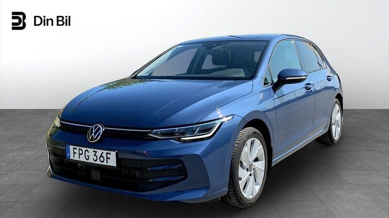 Mörkblå Begagnad 2024 VW Golf VIII Halvkombi | 299 900 kr (Bra pris) - Bild 1/4
