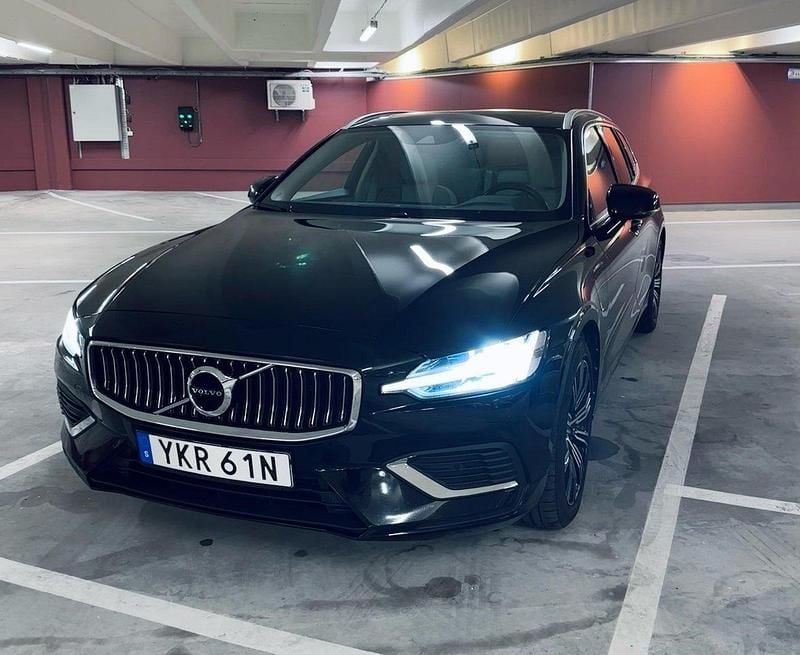 Svart Begagnad 2021 Volvo V60 Inscription Kombi | 289 000 kr (Bra pris) - Bild 1/4