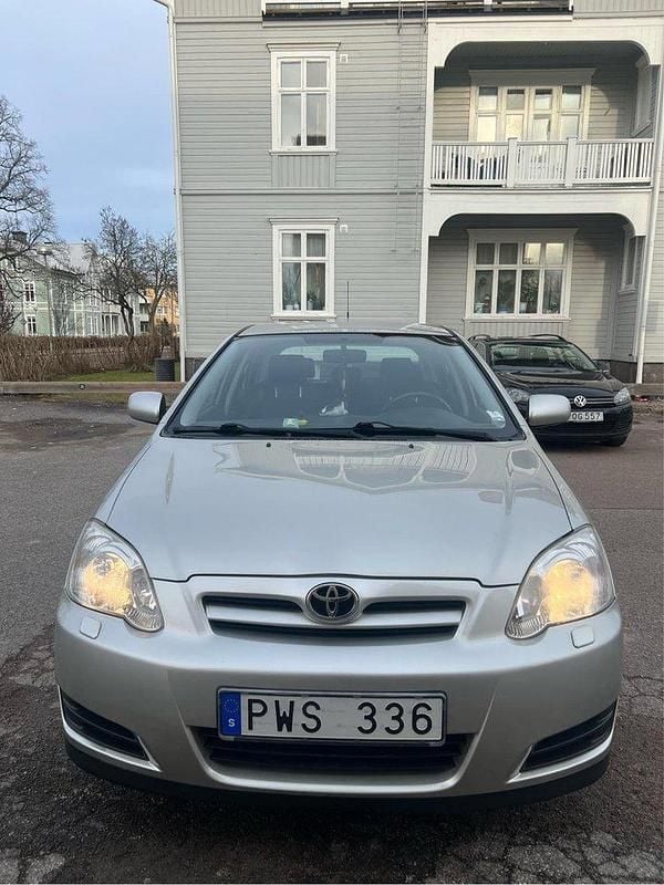 Silver Begagnad 2007 Toyota Corolla Halvkombi | 68 900 kr (Lite dyr) - Bild 1/4