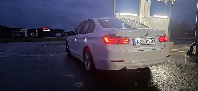 Vit Begagnad 2013 BMW 320 Sedan | 142 900 kr (Marknadspris) - Bild 1/4