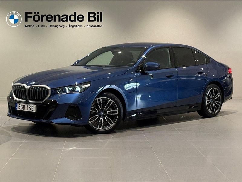 Blå (pythonic blå metalic) Begagnad 2024 BMW 530e M Sport Sedan | 649 000 kr (Superpris) - Bild 1/4