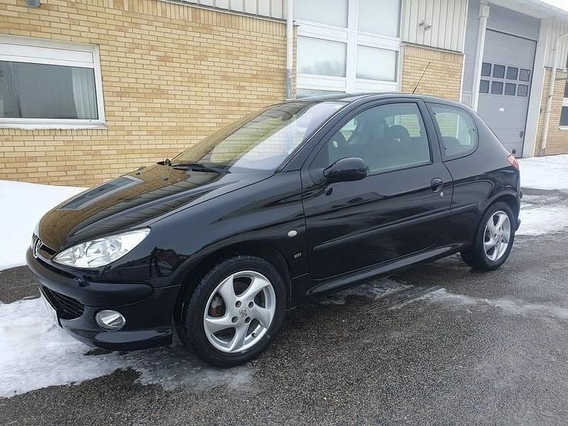 Begagnad Peugeot 206 136 HK (100 kW) 2003 Halvkombi
