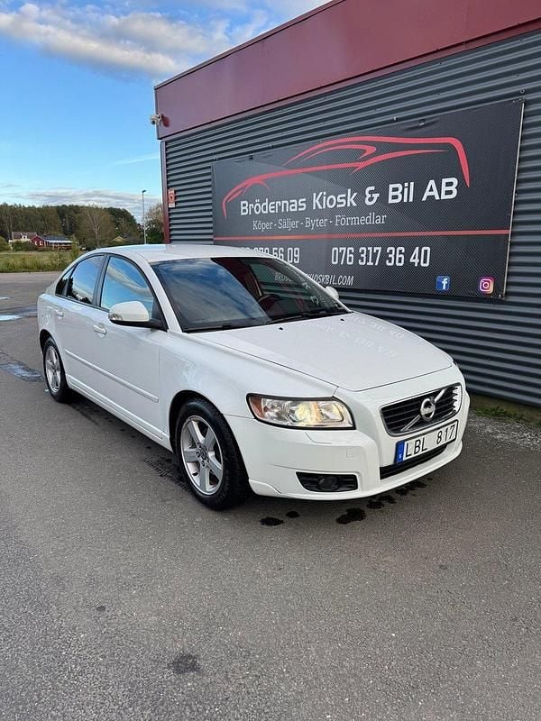 Vit Begagnad 2010 Volvo S40 Summum Sedan | 53 900 kr (Marknadspris) - Bild 1/4