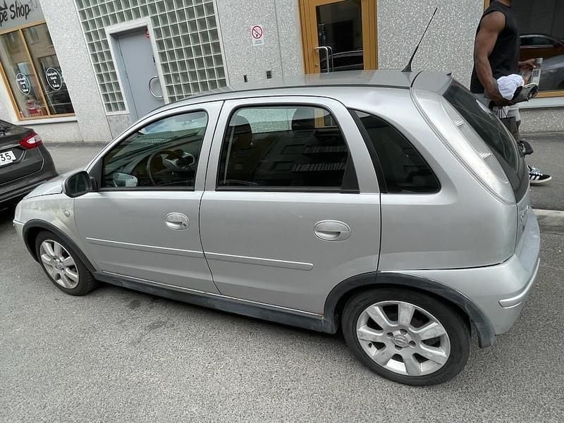 Grå Begagnad 2006 Opel Corsa Halvkombi | 17 500 kr (Marknadspris) - Bild 1/4
