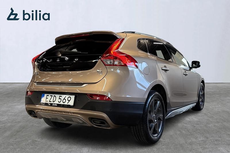 Begagnad Volvo V40 CC Momentum 182 HK (133 kW) 2015 Brun Kombi