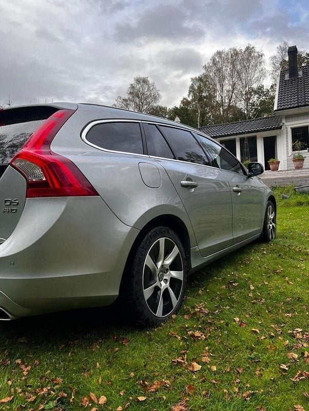 Silver Begagnad 2013 Volvo V60 Summum Kombi | 125 000 kr (Marknadspris) - Bild 1/4