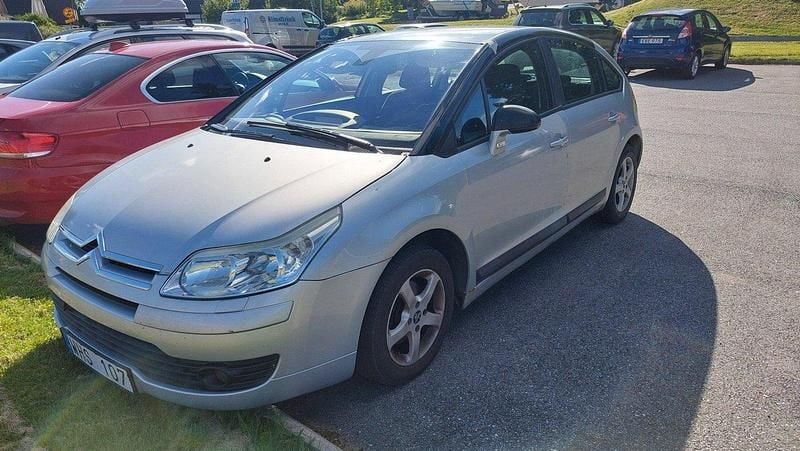 Silver Begagnad 2005 Citroën C4 Halvkombi | 6 000 kr (Superpris) - Bild 1/4