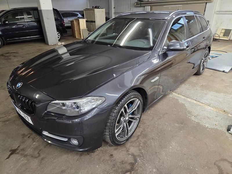 Grå metallic Begagnad 2016 BMW 520 Kombi | 159 000 kr (Marknadspris) - Bild 1/4