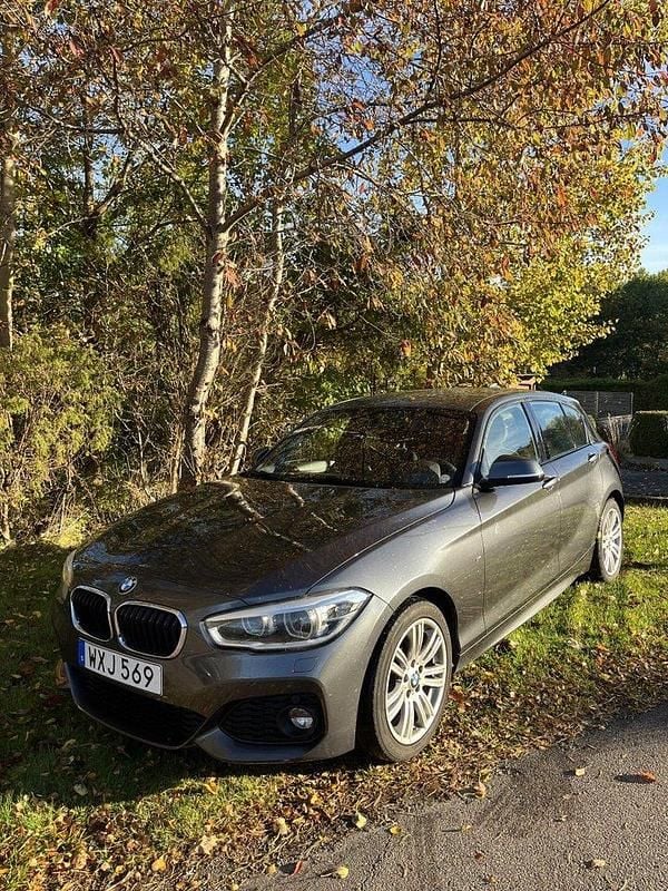 Grå Begagnad 2017 BMW 118 M Sport Halvkombi | 132 000 kr (Bra pris) - Bild 1/4