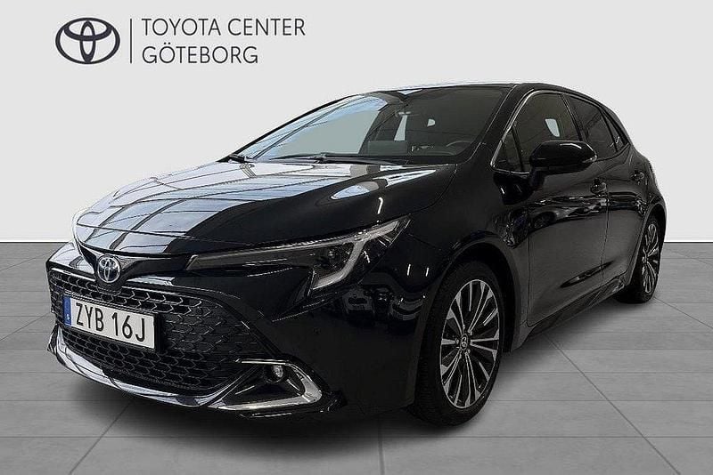Svart Begagnad 2024 Toyota Corolla Hybrid Style Halvkombi | 299 900 kr (Marknadspris) - Bild 1/4