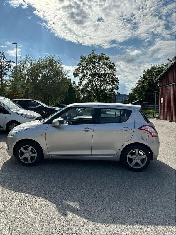 Grå Begagnad 2011 Suzuki Swift Halvkombi | 55 000 kr (Marknadspris) - Bild 1/4