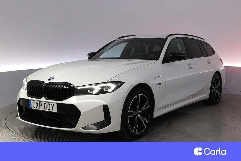 Vit Begagnad 2022 BMW 330e M Sport Kombi | 395 900 kr (Dyr) - Bild 1/4