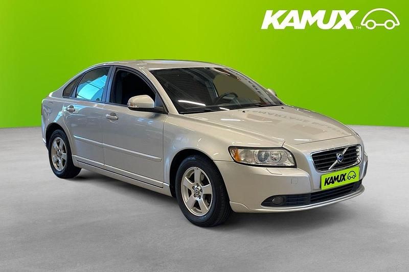Silver (grå) Begagnad 2010 Volvo S40 Momentum Sedan | 79 700 kr (Lite dyr) - Bild 1/3