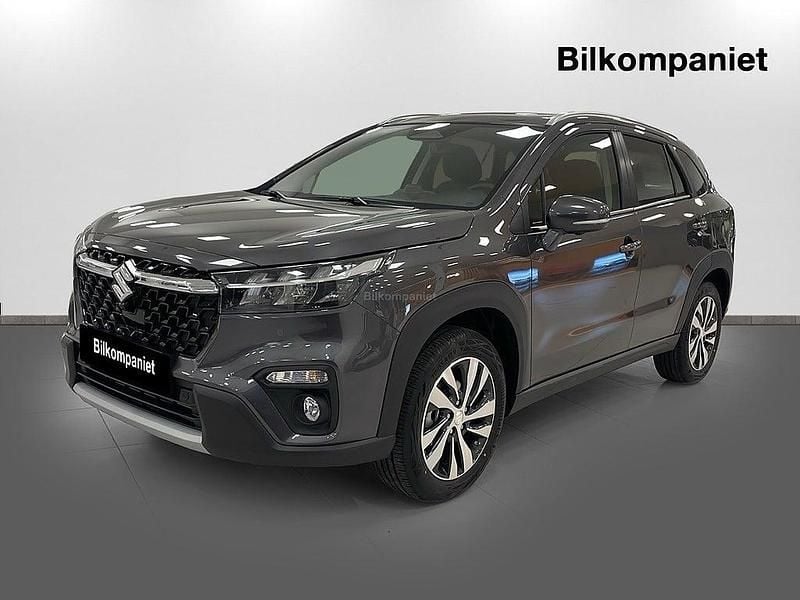 Grå Ny 2025 Suzuki SX4 S-Cross Kombi | 384 900 kr (Marknadspris) - Bild 1/4