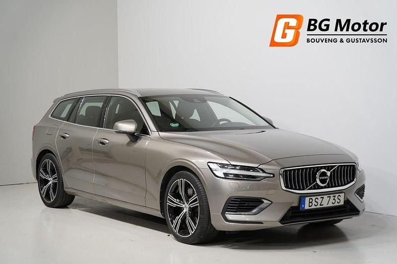 Grå Begagnad 2021 Volvo V60 Inscription Kombi | 349 900 kr (Marknadspris) - Bild 1/4