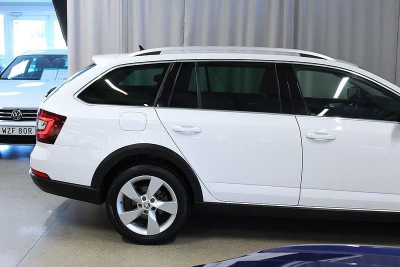 Begagnad Skoda Octavia Scout 150 HK (110 kW) 2018 Vit Kombi