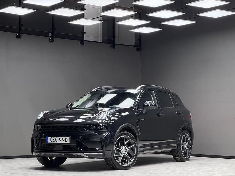 Svart Begagnad 2022 Lynk & Co 01 SUV | 259 900 kr (Marknadspris) - Bild 1/3