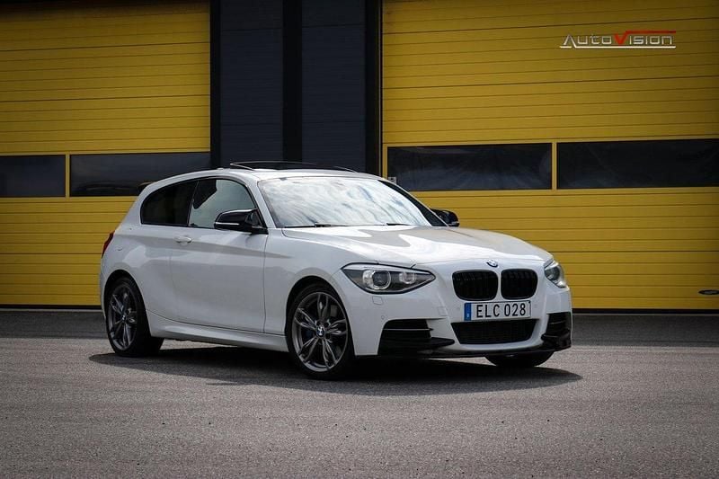 Vit Begagnad 2013 BMW M135 M Performance Halvkombi | 249 900 kr (Marknadspris) - Bild 1/4