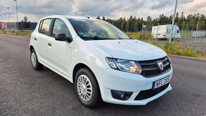 Vit Begagnad 2016 Dacia Sandero Halvkombi | 59 900 kr (Superpris) - Bild 1/4