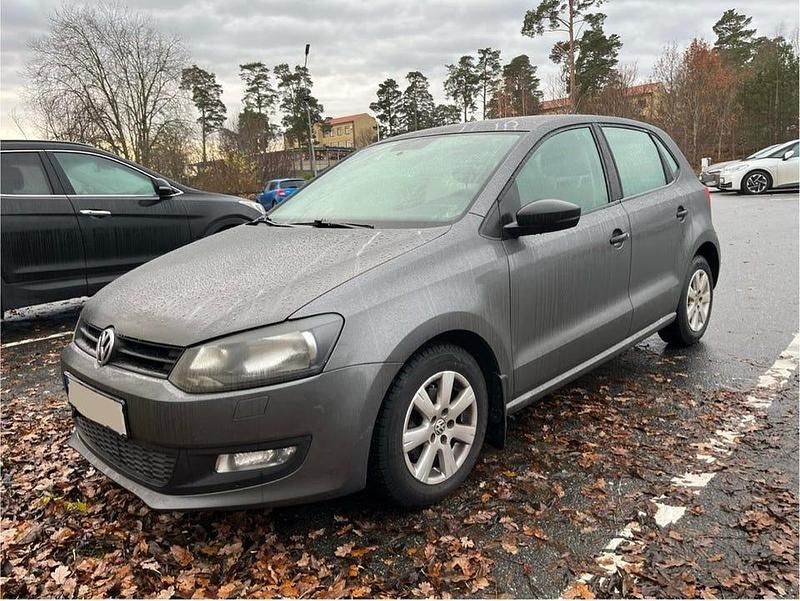 Grå Begagnad 2011 VW Polo Halvkombi | 79 900 kr (Bra pris) - Bild 1/4