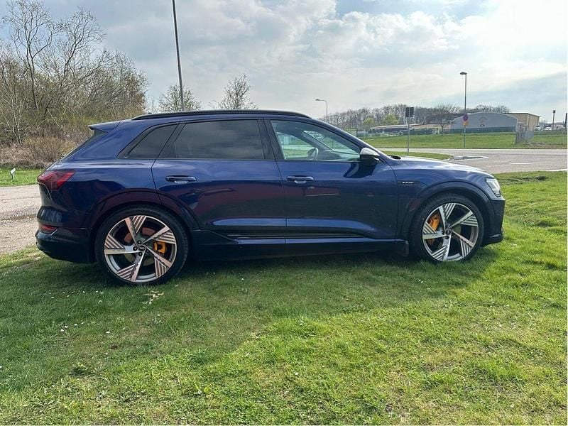 Begagnad Audi e-tron S-Line 300 kW (408 HK) 2021 Blå SUV