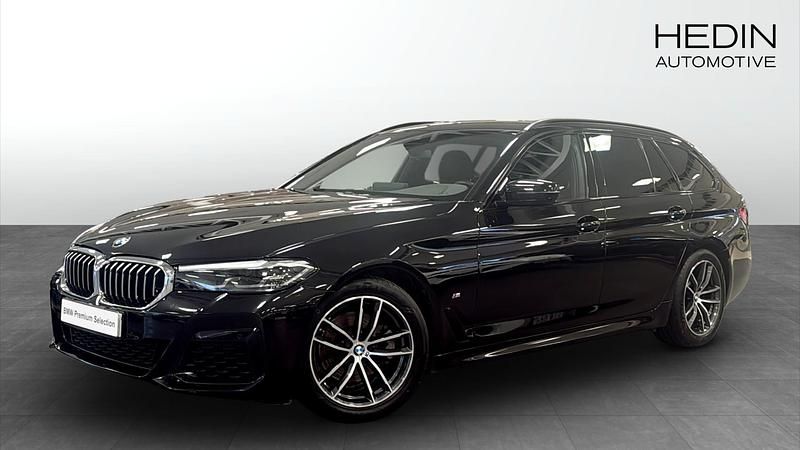 Svart (black) Begagnad 2022 BMW 520 M Sport Kombi | 448 700 kr (Dyr) - Bild 1/4